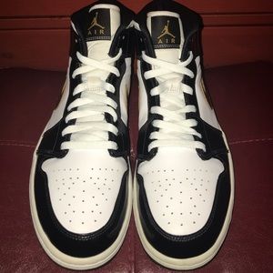Jordan 1 Mid Patent Black